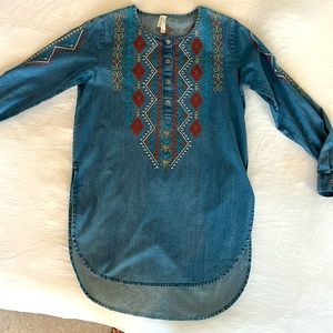 Chambray embroidered tunic. Casual cowgirl!